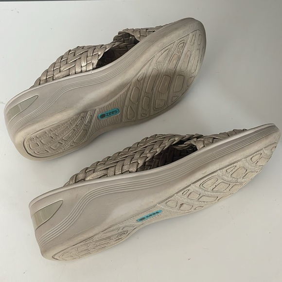 BZees Shoes Dainty Woven Sandals Size 9.5 in Pewter - Picture 3 of 4